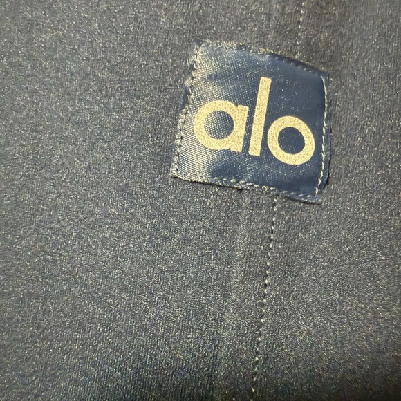 ALO Yoga Navy Apparel - Picture 5 of 6